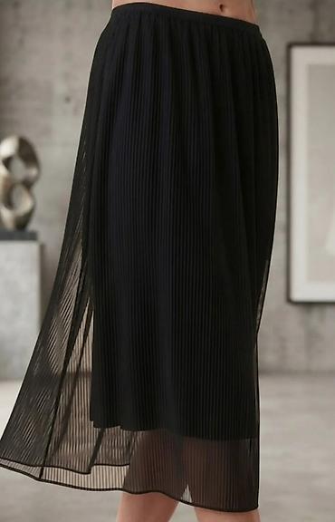 Crna plisirana suknja midi dužine - Elegantna crna suknja sa sitnim na lalafo.rs Crna plisirana suknja midi dužine - Elegantna crna suknja sa sitnim