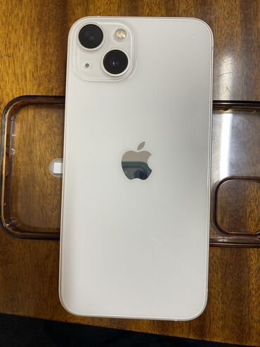 Apple iPhone: IPhone 13, Б/у, 128 ГБ, Белый, Зарядное устройство, Защитное стекло, Чехол, 98 %