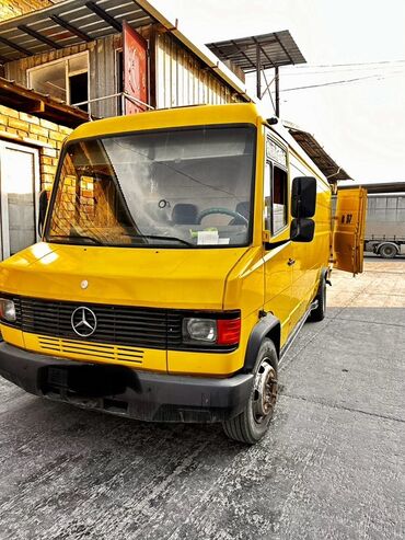 грузовой мерседес бенс: Легкий грузовик, Mercedes-Benz