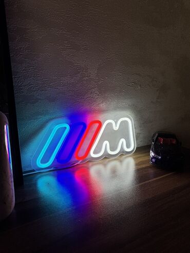 Xalçalar: LED neon işıq lövhəsi – “M” loqosu - Rənglər: mavi, qırmızı və ağ
