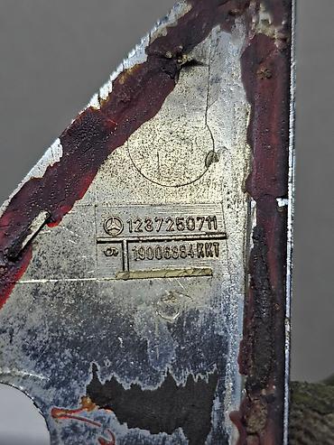 старинное зеркало: Накладка крепления зеркала передней левой двери Mercedes-Benz W123 — 4
