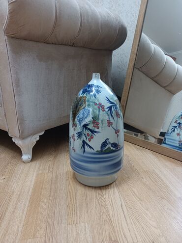 ваза декоративная: Продаю вазу напольную. Б.У. Есть скол на горлышке