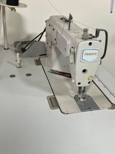 Hava nəmləndiriciləri və təmizləyiciləri: Ağ rəngli, sənaye tikiş maşını olan bu Yamata modeli müxtəlif tikiş