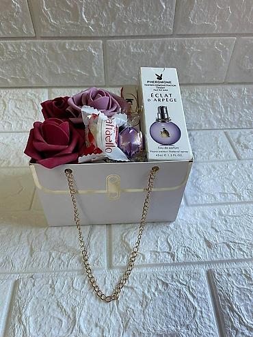 Kompleti namirnica: Poklon setovi u dekorativnim kutijama Elegantno aranžirani poklon — 2