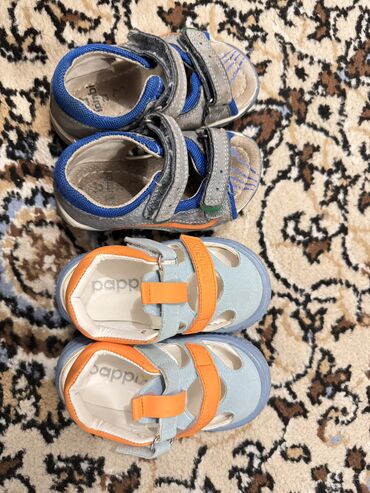 купить детскую обувь в бишкеке: Продаю 2 пары детской обуви состояние отличное,размер 21 и 22, синий
