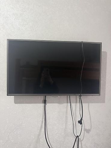 LED-телевизор с диагональю около 32–40". Особенности: - Плоская