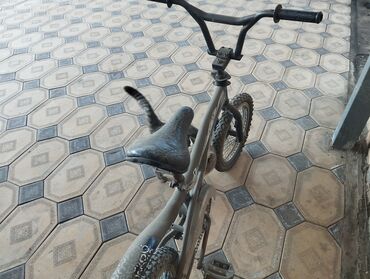 Велосипеды: Продаю велосипед, переднее колесо сдуто, слегка потрепан и пыльный, а