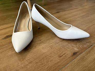 cipele clarks: Elegantne ženske salonke – boja: bela, špicasti vrh, nežna „kitten“ — 3