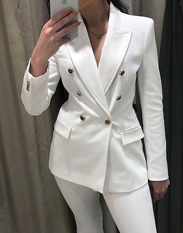 Üst geyimi: ZARA qadın blazeri – ağ rəng, ikiqat düyməli dizayn.- Model: ZARA — 1