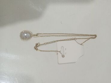 Bijuteriya dəstləri: Zərgərlik dəsti – qızılı rəng aksesuarlar Tərkib: - Boyunbağı 1: incə — 17