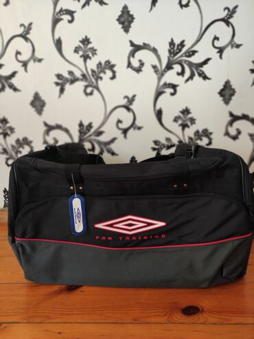 Əlcəklər: Umbro brendindən "Pro Training" seriyasına aid idman çantası. Çanta