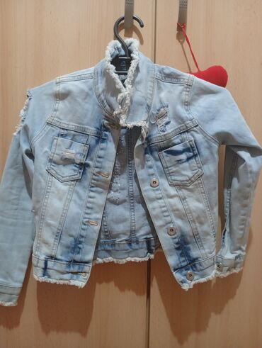 Ostale jakne, kaputi, prsluci: Ženska teksas jakna, svetloplava (wash efekat), sa ukrasima. - — 2