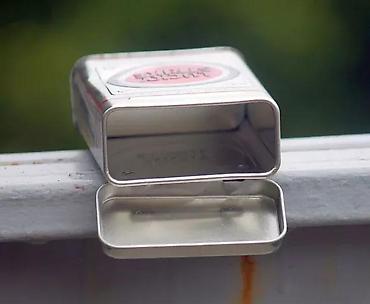 Upaljači i prateća oprema: MANITOU i CAMEL preklopna tabakera aluminijum. Cena za komad MANITOU — 6