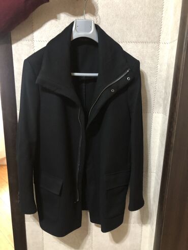 пальто: Zara paltoela veziyyetde,1-2 defe geyinilib,razmer M-L.Зара