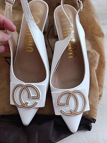 üçlü kupalnik: Ağ rəngli qadın ayaqqabısı – slingback model - Uclu burun — 1
