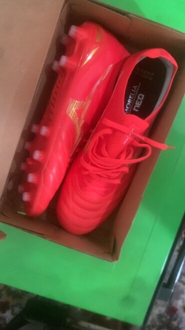 Бутсы: Срочно!Продаю Футбольные бутсы Mizuno Morelia Neo в ярко-красном цвете
