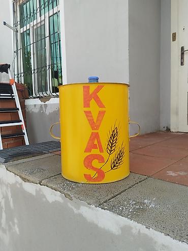 19 lt su: KVAS metal bidonu – iri həcmli, sarı rəngdə, iki yan tutacaqlı. 20 — 1