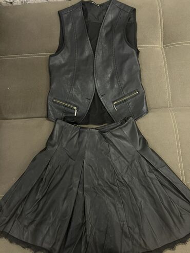 велюровые женские костюмы: Qara dəri dəst: jilet və ətək - Material: süni dəri görünüşlü