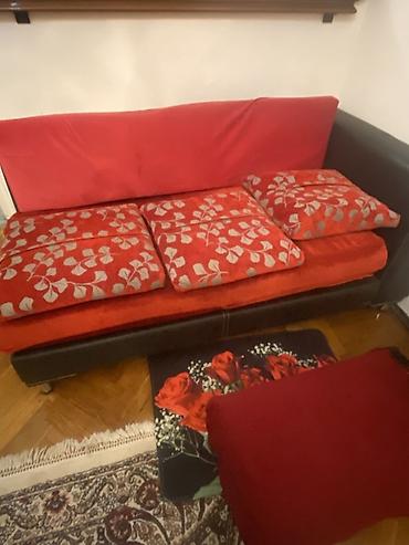 Divanlar: Qırmızı rəngli yumşaq üç yastıqlı divan - Kompakt ölçülü, 3 nəfərlik — 1