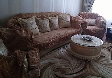 Klassik üslubda yumşaq mebel dəsti – 1 böyük divan, 2 geniş kreslo –