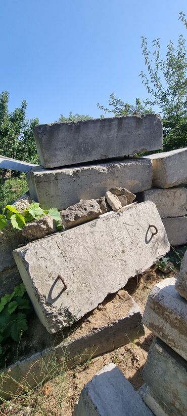 paneli: Beton plitələr. 
ölçü: 160*60*40
say: 17 ədəd