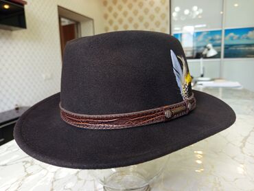 алтын сөйкө шакек: Шляпа Stetson VitaFelt из темного фетра. Модель украшена кожаным