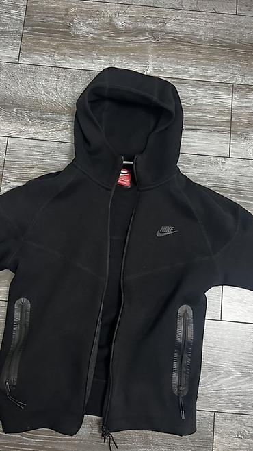 Куртка Nike с капюшоном, размер M. Черная спортивная куртка в