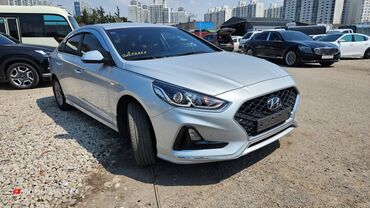 соната граната: Серебристый седан Hyundai с современным дизайном, характерным для