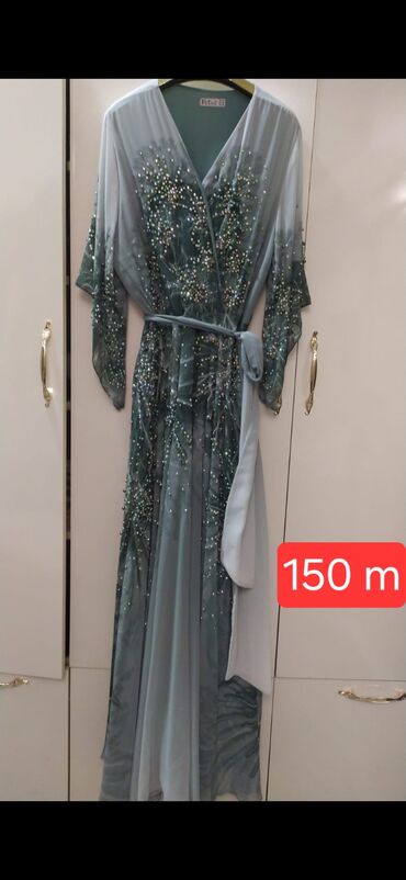 hicab ziyafət geyimləri: Zərif yaşımtıl rəngli, uzunqol, bəzəkli maksi don. V yaxalı və sarğı