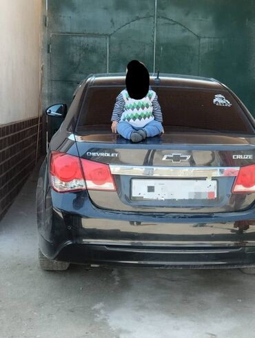машина малибу цена: Продается черный седан Chevrolet Cruze. Автомобиль оснащен задними