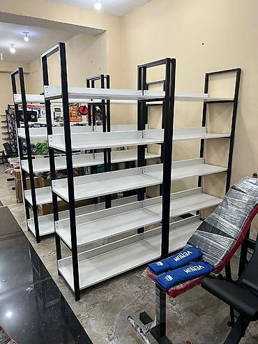 dukan ucun vitrin polkalar: Mağaza üçün metal rəf sistemi - Konstruksiya: Qara metal karkas, ağ — 5