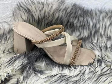 Papuče: 2200din
.
36-40 — 14