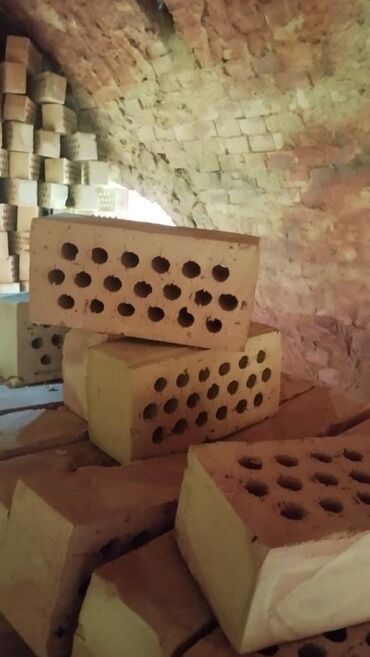 Строительный кирпич: Кирпичи Жжёный кирпич Пустотелый, дырчатый Глиняный, керамический — 12