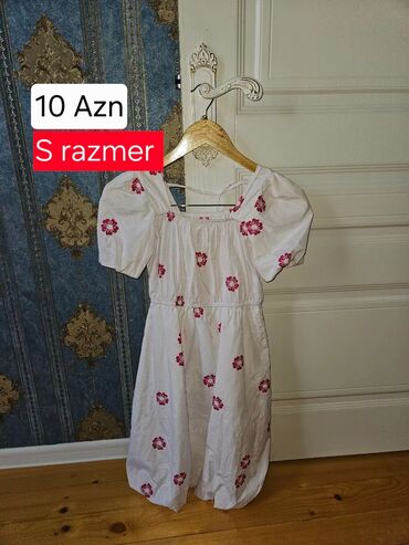 Dəstlər, kostyumlar: Ağ rəngli çiçək desenli elbisedir. Çox az istifadə olunub. Məhsul tam