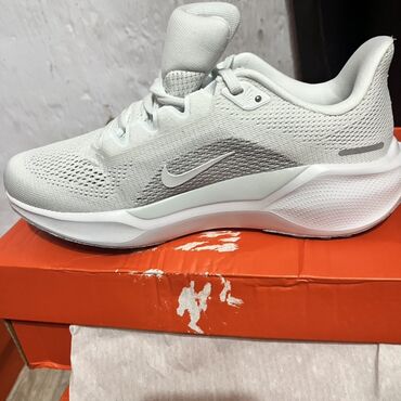 ремонт брендовых очков: Кроссовки Nike белого цвета с амортизирующей подошвой и дышащим