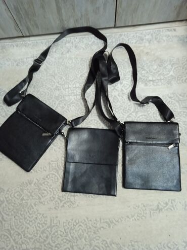 спортивные сумки: Продаю мужские сумки черные