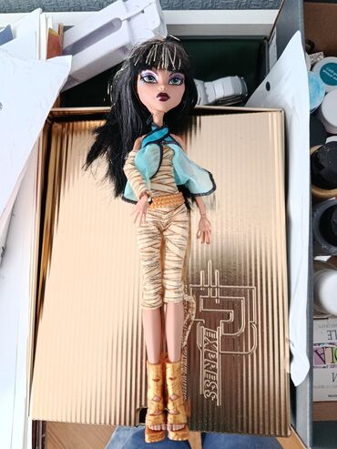 Oyuncaqlar: Monster High seriyasından olan Cleo De Nile kuklası. Kuklanın qara