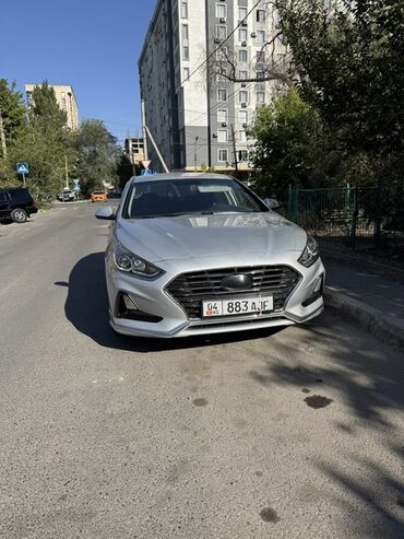 обмен на малолетражку: Седан бизнес‑класса, серебристый цвет кузова. Современный дизайн с
