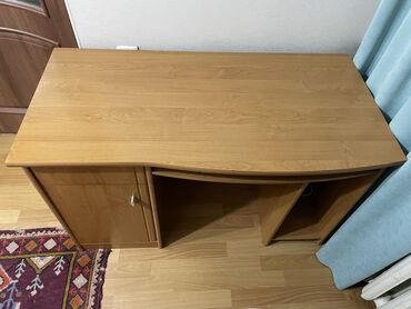 Столы: Продаю компьютерный стол, размер 110 см длина, ширина 60см, высота 75