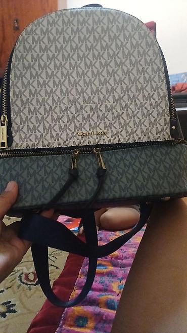 Рюкзак Michael Kors с монограммой MK - Модель: компактный городской at lalafo.kg Рюкзак Michael Kors с монограммой MK - Модель: компактный городской