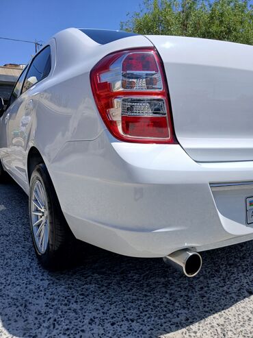 Chevrolet: Chevrolet Cobalt, ağ rəng, sedan gövdə. Xüsusiyyətlər: - Avtomat — 8