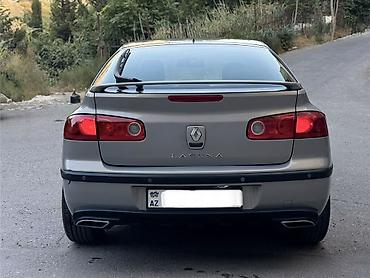 Renault: Renault Laguna sedan Mashin tam olaraq zavoddur. Vurugu, udari deyisen — 2