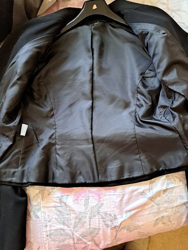 Sakoi: Crni blejzer sa dvorednim kopčanjem i zlatnim dugmadima - Model — 2