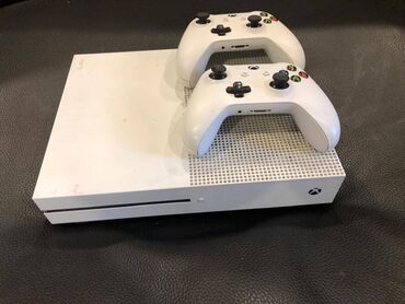 xbox qiymeti: TECILI satilir. İdeal vəziyyətdədir. 200dən çox oyun seçimi var. hdmi