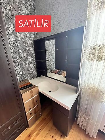 kitab dolabı: Bərbər və ya gözəllik salonu üçün güzgülü iş masası satılır. Model — 2