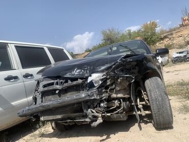 авто шины: Автомобиль после ДТП, черный седан/лифтбек среднего класса. Основные