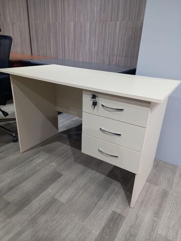 Ofis və oyun kresloları: Yeni, Təkərli, Qolları tənzimlənir, Dəri — 18