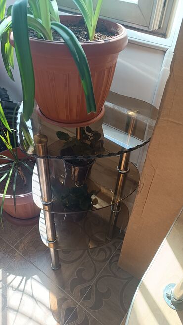 Полки для обуви: Элегантная угловая полка из светлого дерева с тремя вместительными — 5