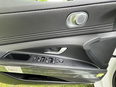 16 tekerler: Hyundai Elantra – ağ rəngli, müasir dizaynlı sedan - Xarici görünüş — 10