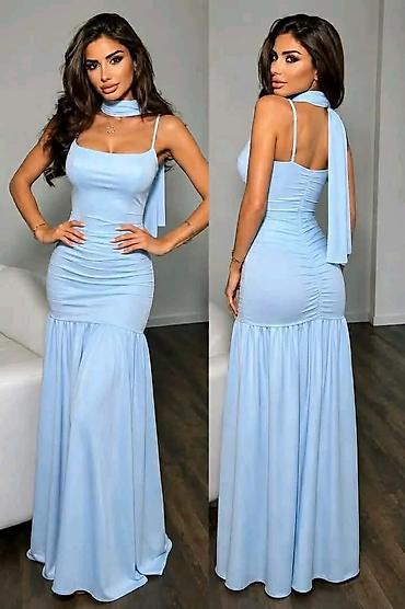 pastelno plava: Elegantna duga haljina sa maramom oko vrata - Model: dugačka, uska — 1